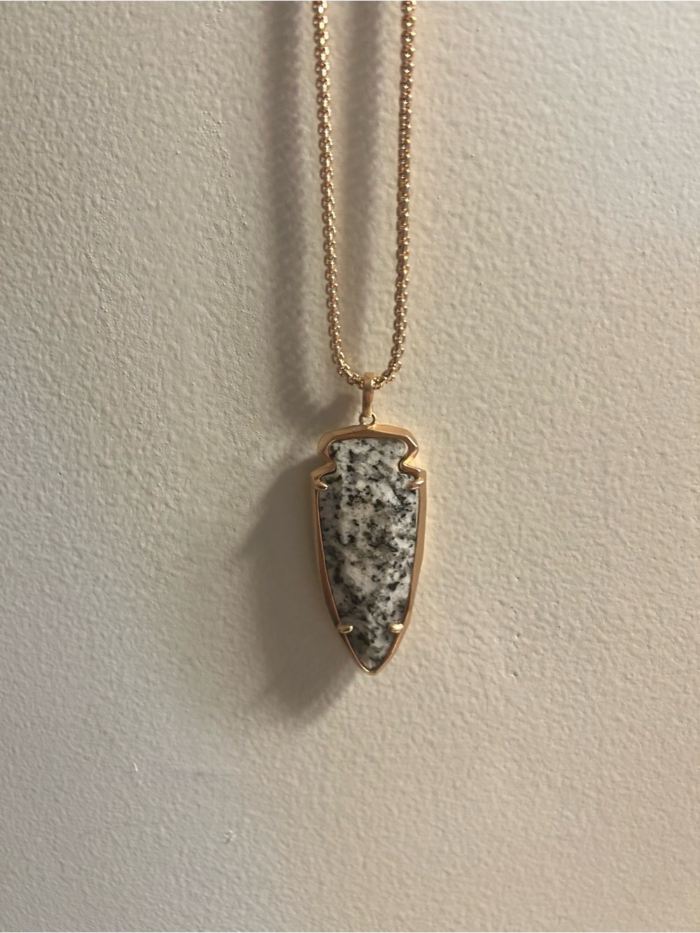 Kendra Scott EUC Kimmy Gold Arrowhead Pendant Necklace with Speckled White Stone
